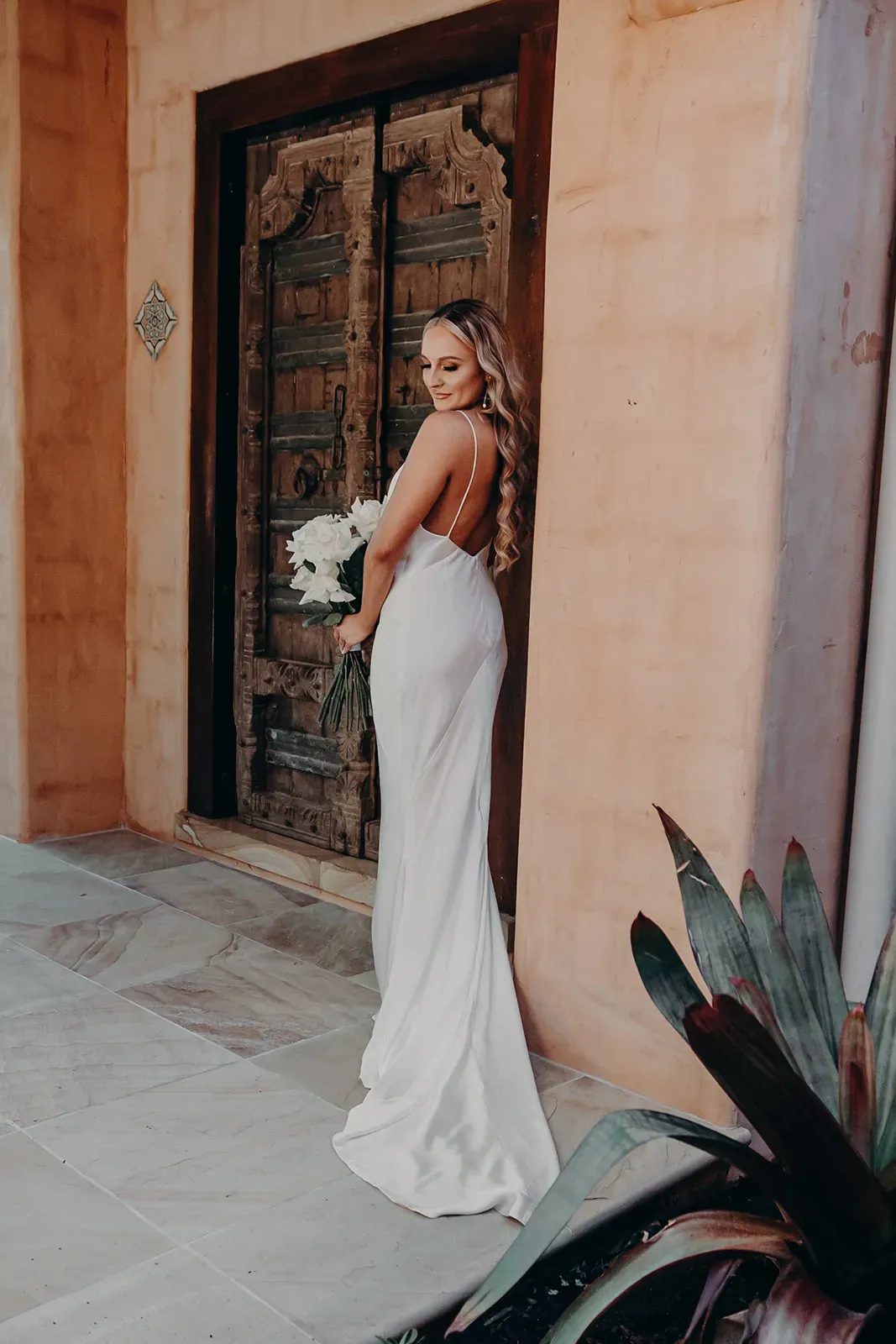 monique_bridal_portrait_back_view_doorway_fb51e47664