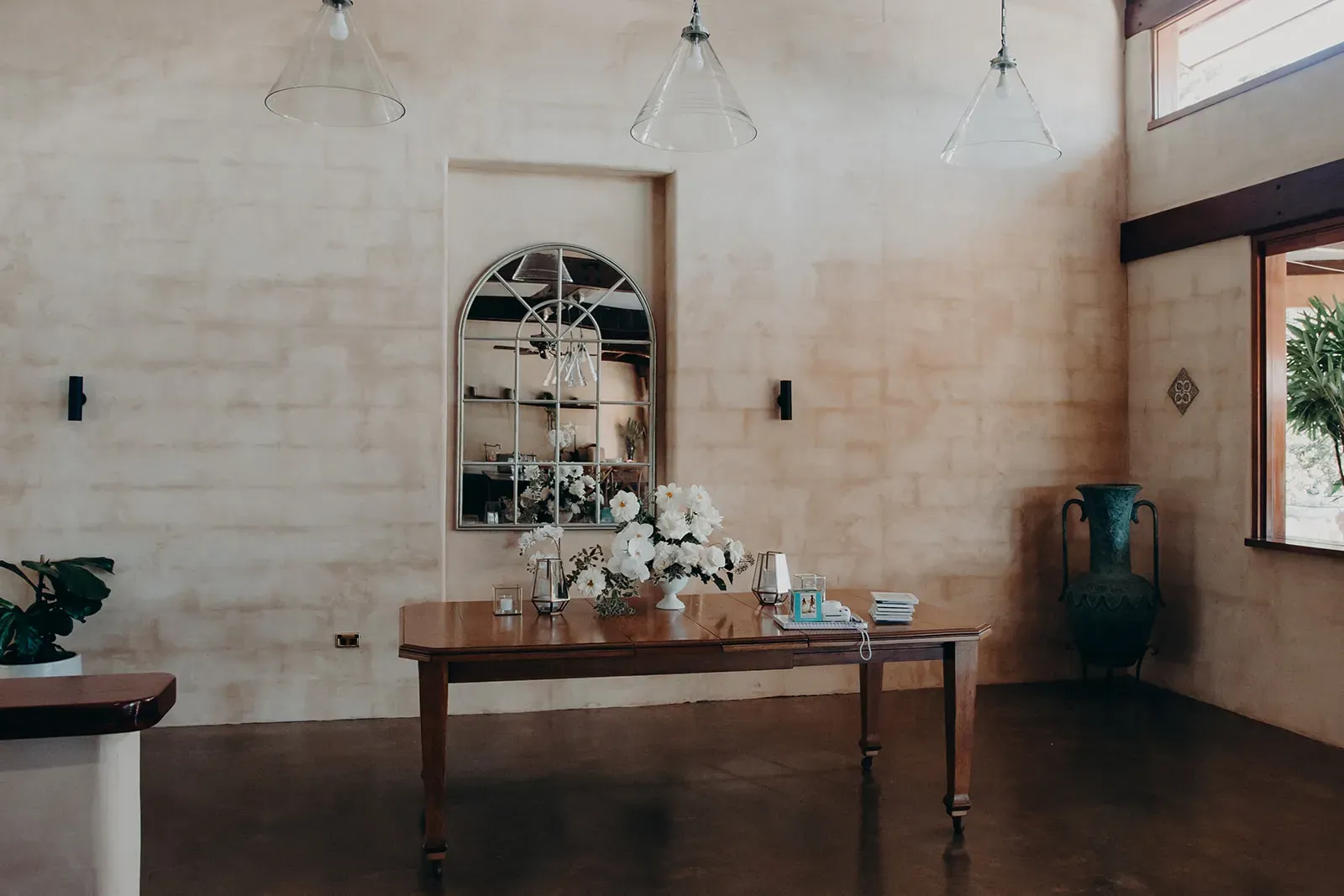 monique_josh_venue_interior_decor_flowers_db25f43e0c