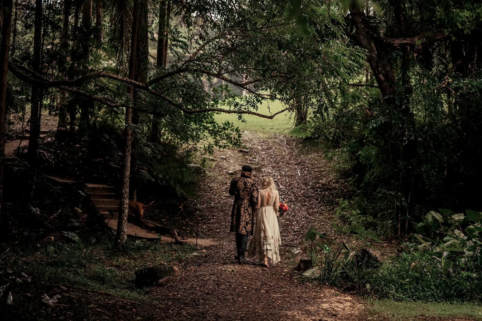 sally_mitch_real_wedding_table_decor_gold_accents_boho_flowers_wedlii_9e2118c644
