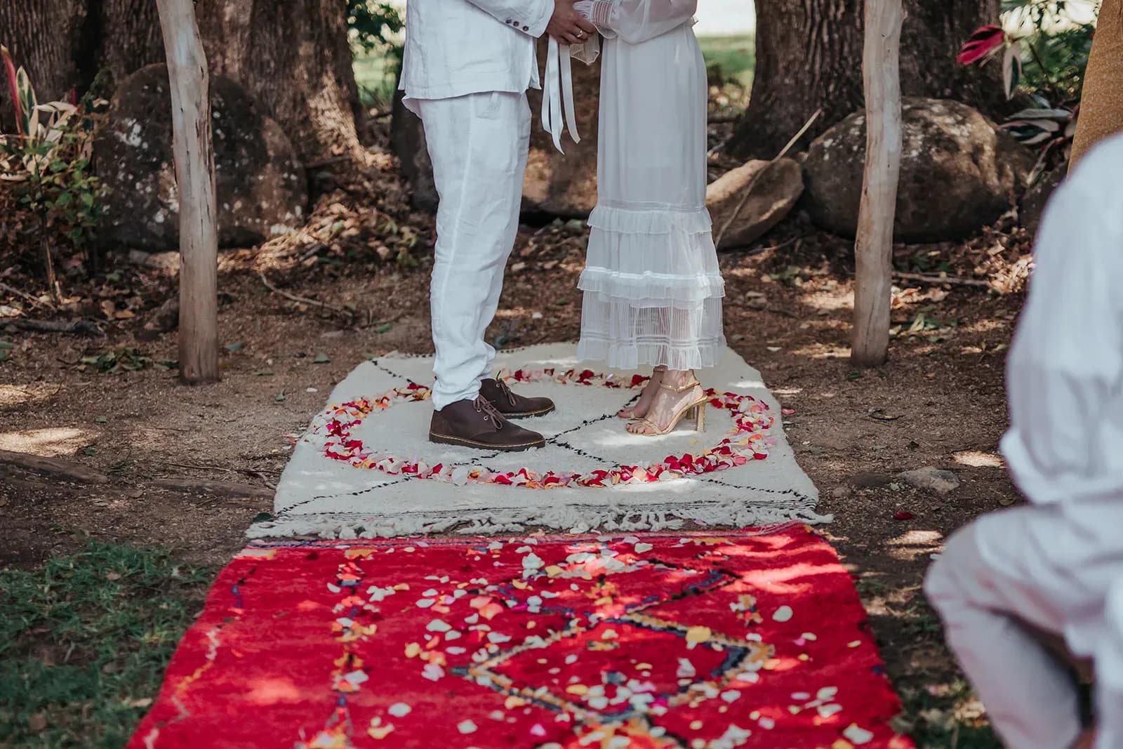 emica_jesse_real_wedding_couple_cutting_the_cake_classic_moment_wedlii_1d4fa5b57a