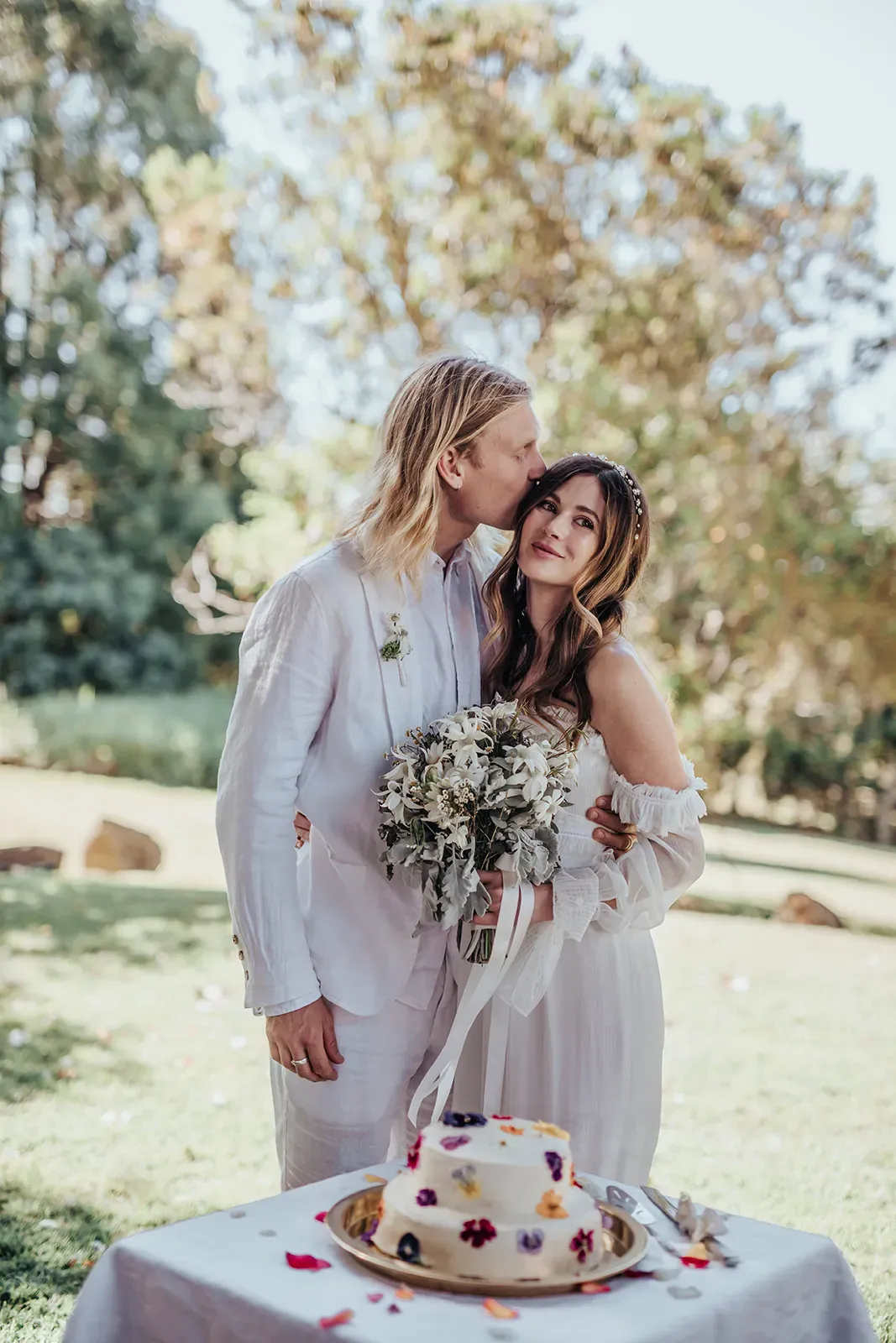 emica_jesse_real_wedding_floral_centerpiece_modern_style_wedlii_c6f81cee66