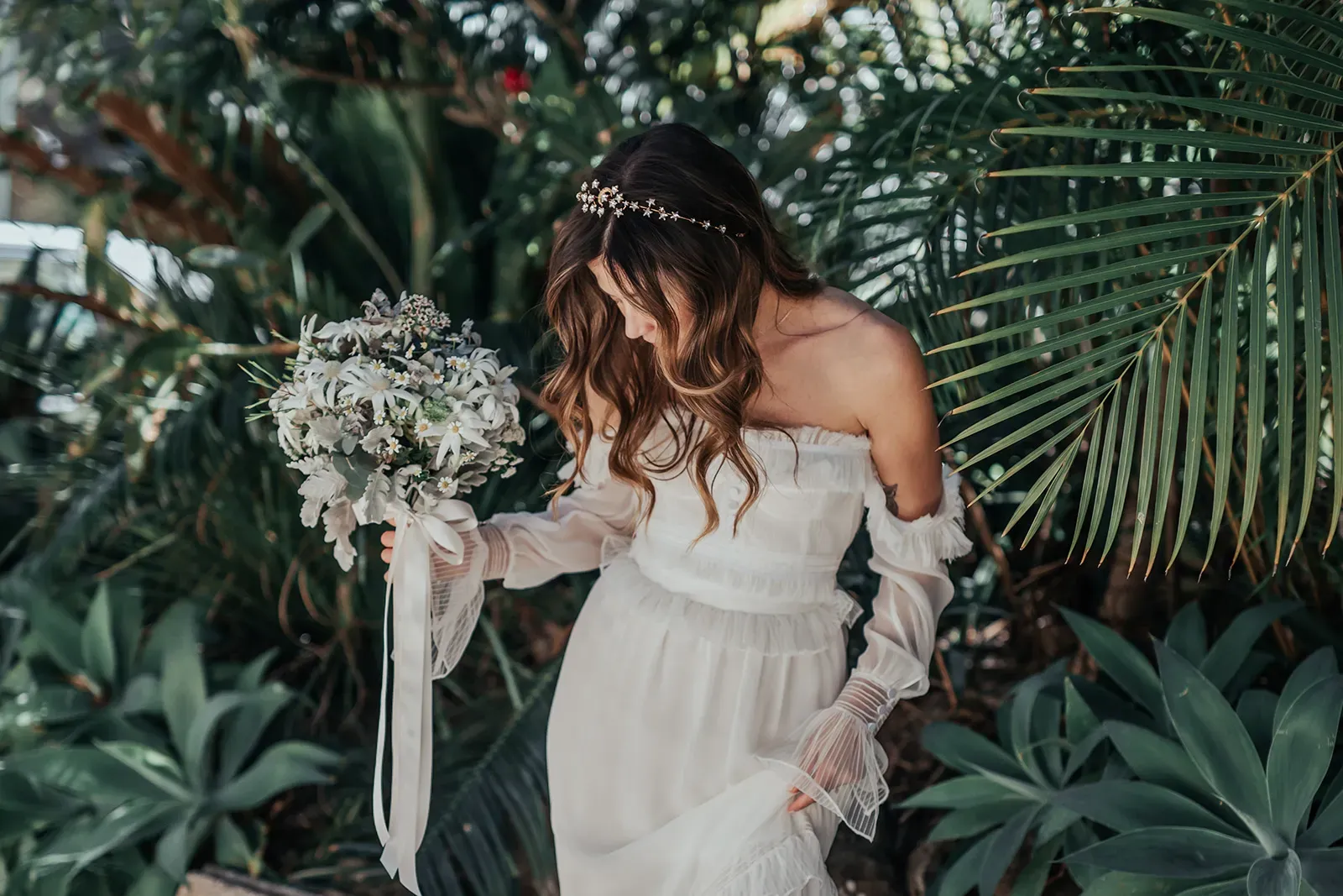 emica_jesse_real_wedding_couple_walking_hand_in_hand_wedlii_790736777e