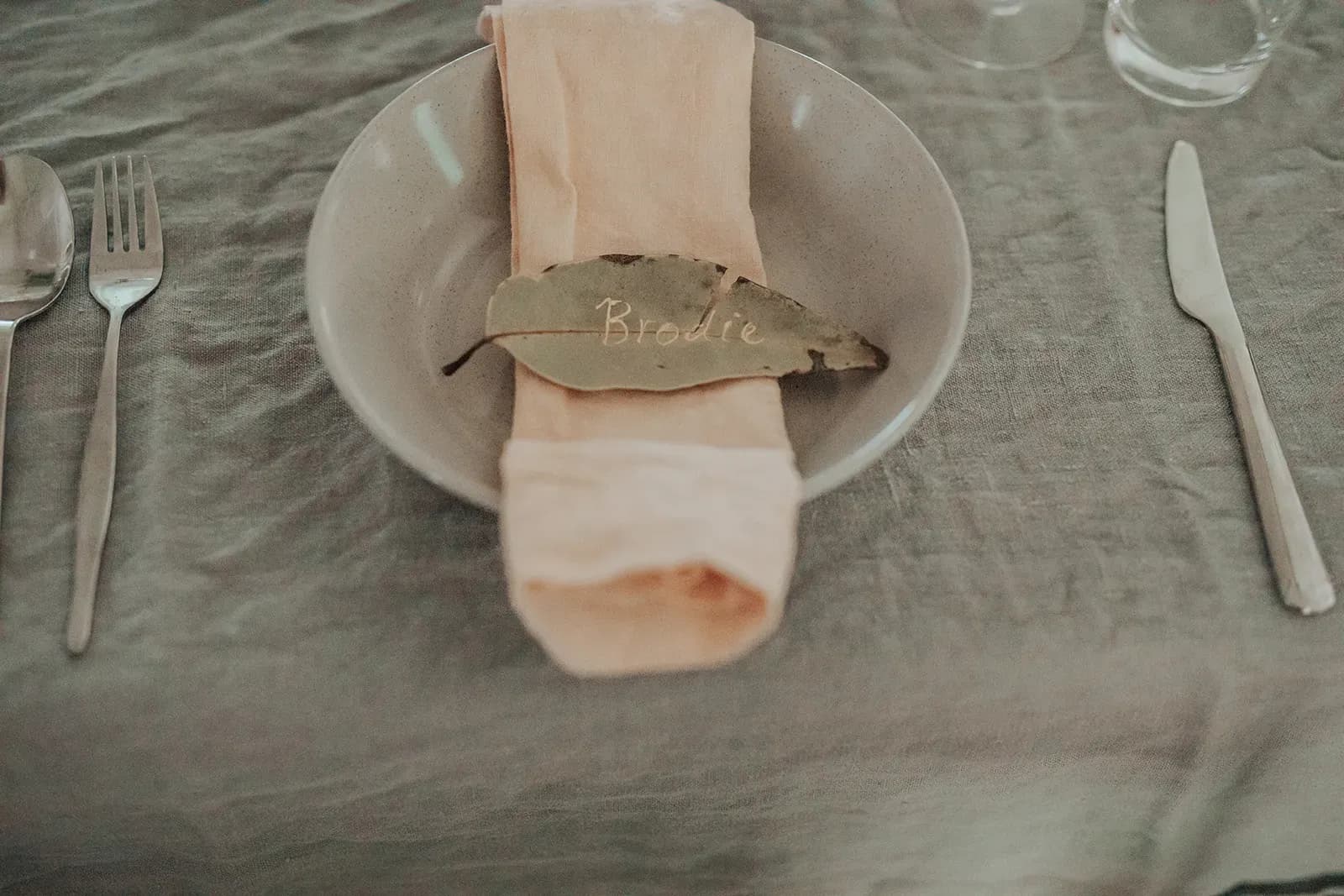 emica_jesse_real_wedding_wedding_cake_minimalist_design_wedlii_bcb393dd91