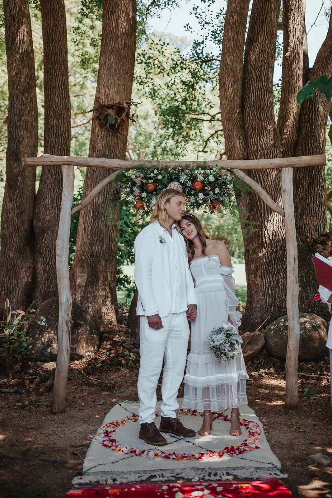 emica_jesse_real_wedding_white_bouquet_detail_ribbon_wrapped_wedlii_8134c631b3