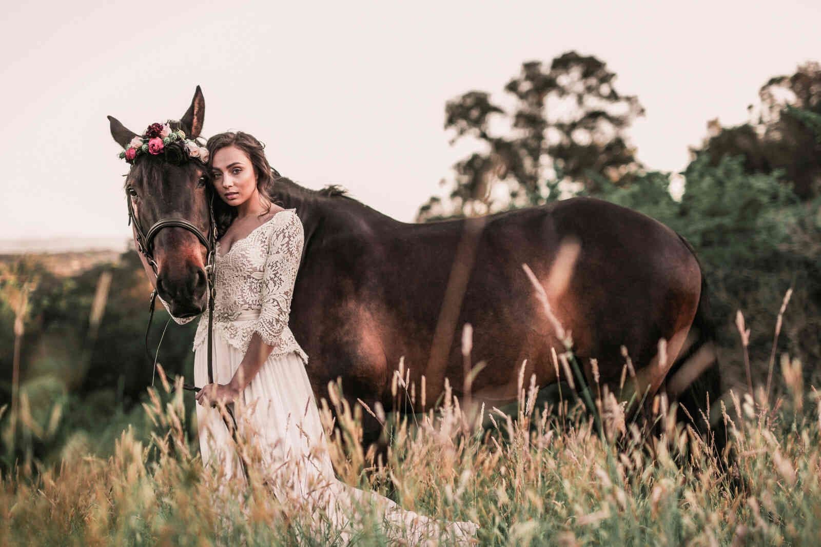 bride_horse_portrait_wildgrass_sunset_339e4d2ee6