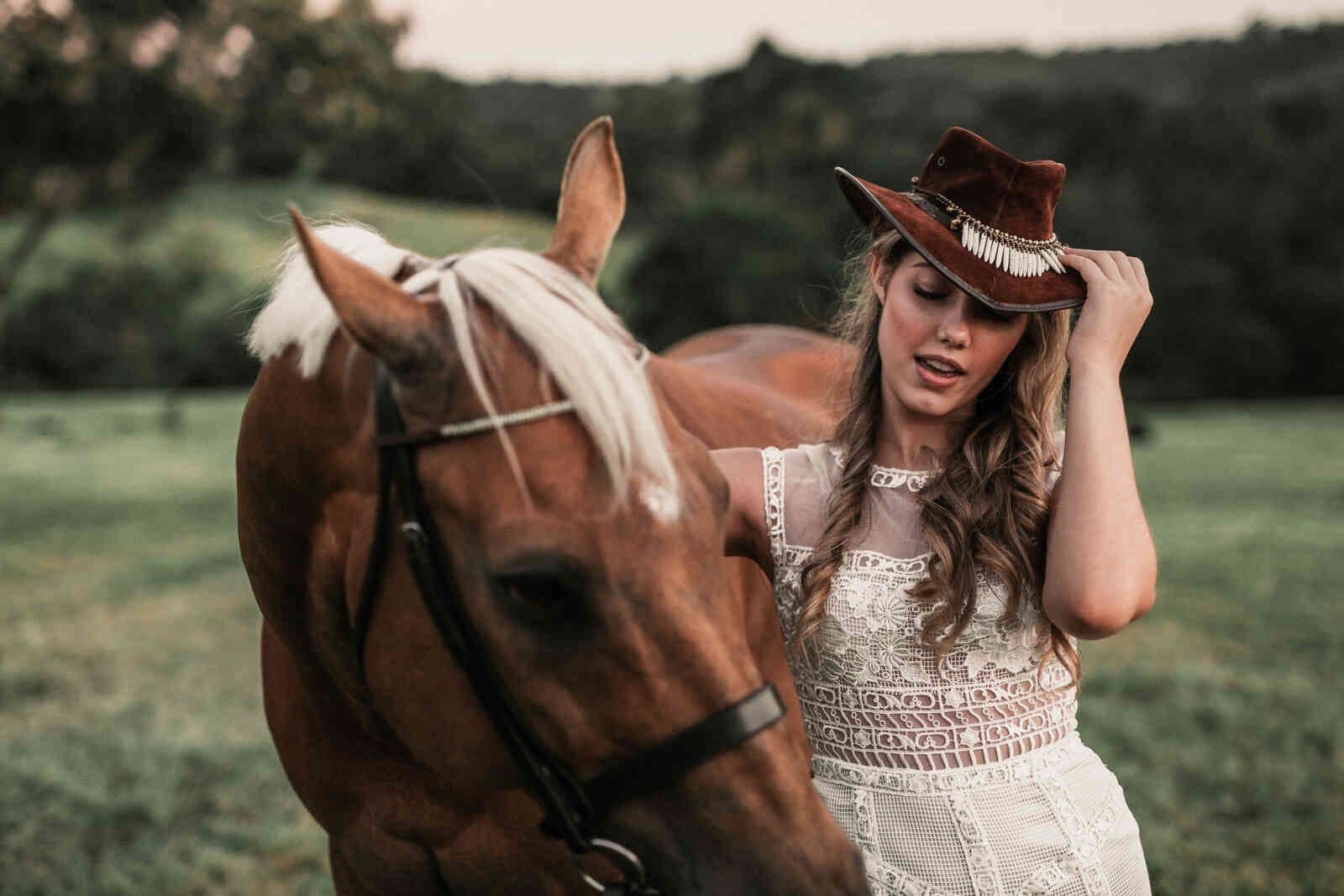 bride_cowgirl_hat_horse_palomino_3623a6000a