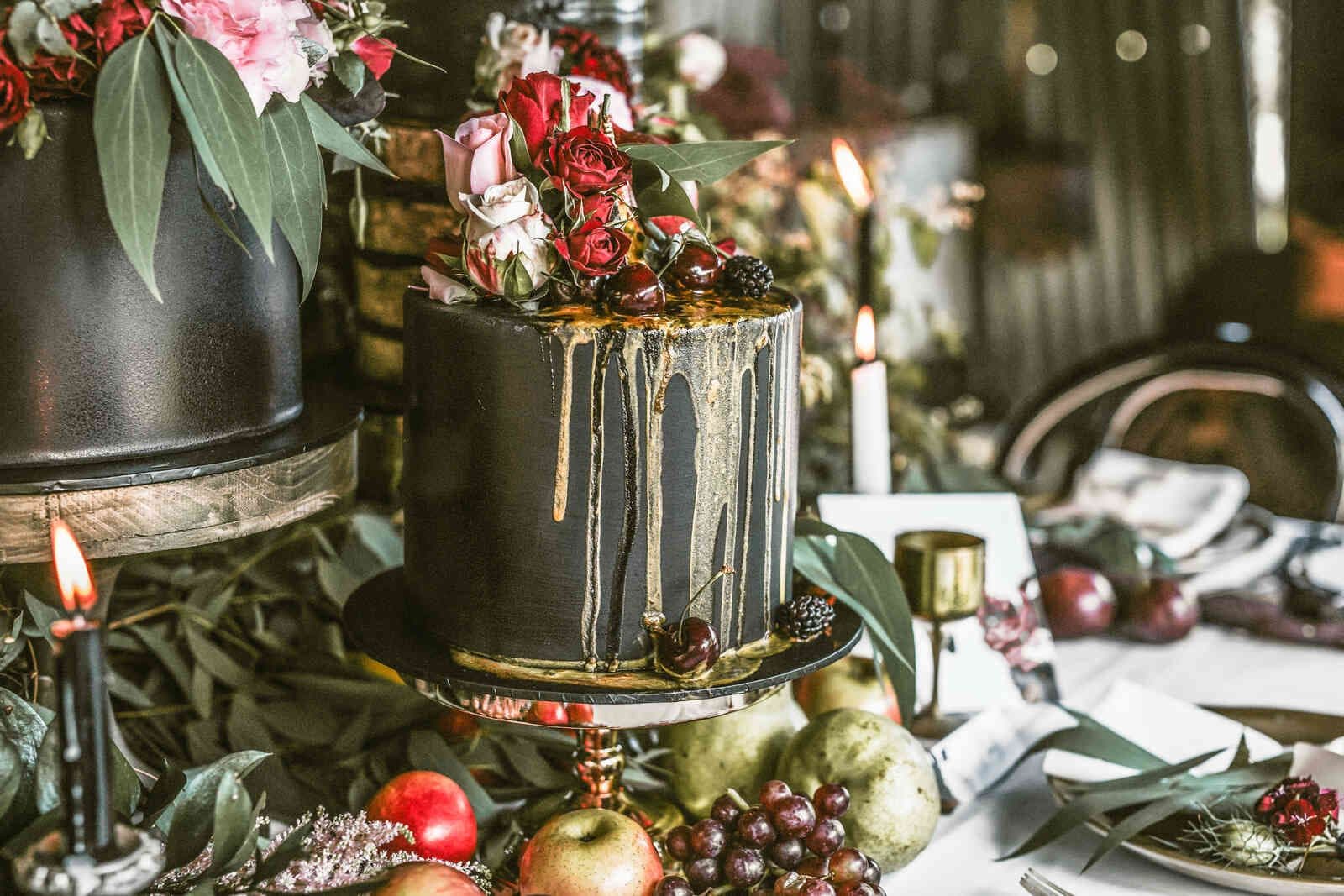 moody_black_cake_gold_details_fresh_fruit_af2177114b