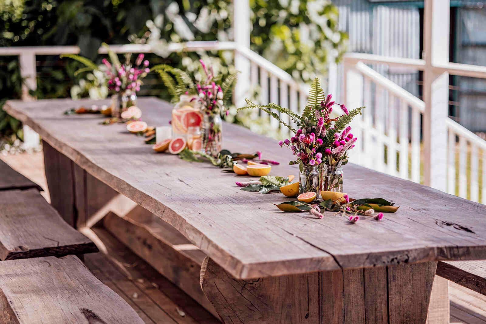 outdoor_long_wooden_table_centerpiece_grapefruit_b51eecedab