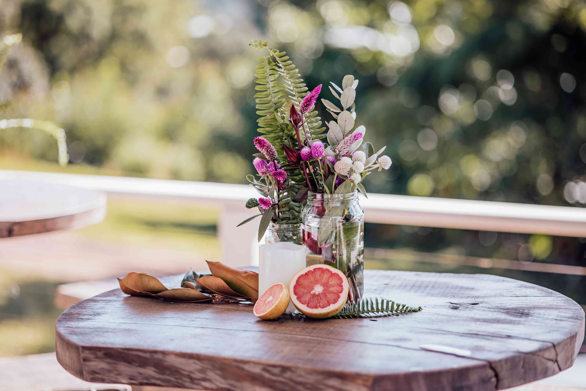 grapefruit_flower_centerpiece_small_wooden_cocktail_table_de26365858