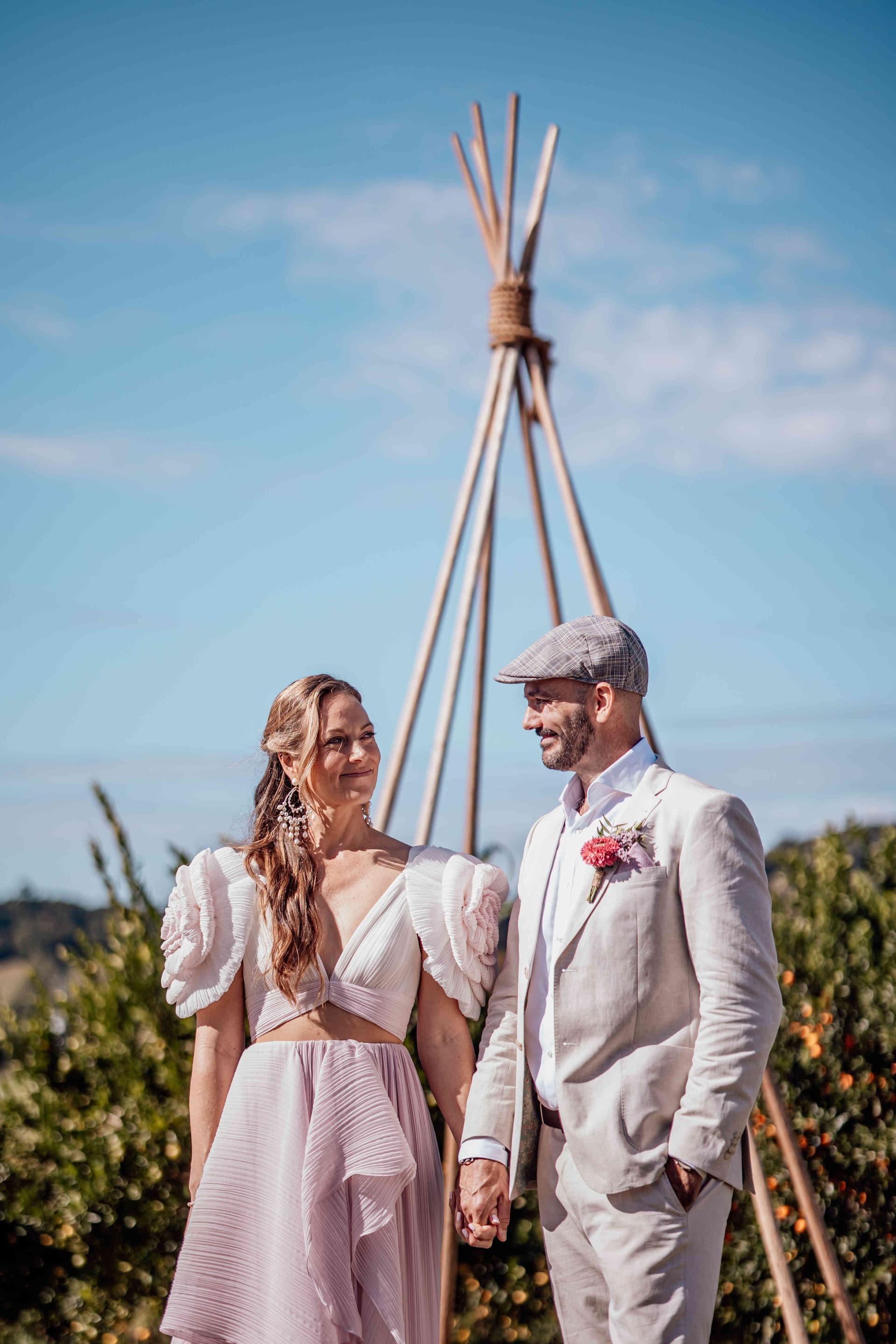bride_groom_portrait_teepee_arch_country_wedding_609ee07255