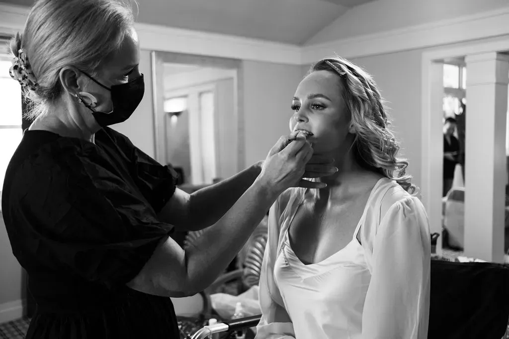 alison_bride_getting_ready_makeup_artist_9c4543510f